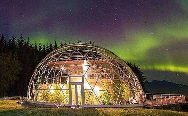 Façade principale illuminée Nature-House par Solardome - Sandhornoya, Norvege