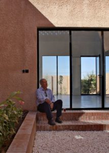 Mini terrasse et grandes portes vitrées coulissantes - Through Gardens House par BAM Architects - Parvaneh, Iran