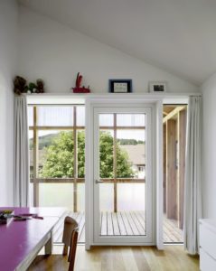 Porte vitrée accès balcon - House-C par HHF - Ziefen, Suisse © Tom Bisig