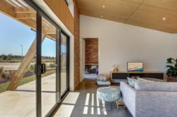 Porte vitrée coulissante et salon avec écran TV - Core 9 par Beaumont Concepts - Cape Paterson, Australie © Warren Reed