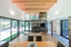 Salla séjour et cheminée - Courtyard-House par Robert Hutchison Architecture - Seattle, USA © Mark Woods