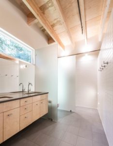 Salle de bains - Courtyard-House par Robert Hutchison Architecture - Seattle, USA © Mark Woods