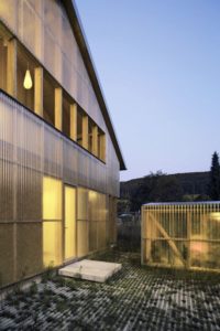 Structure bois avec matériau translucide illuminée - House-C par HHF - Ziefen, Suisse © Tom Bisig