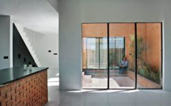 Table cuisine et grandes portes vitrées coulissantes - Through Gardens House par BAM Architects - Parvaneh, Iran