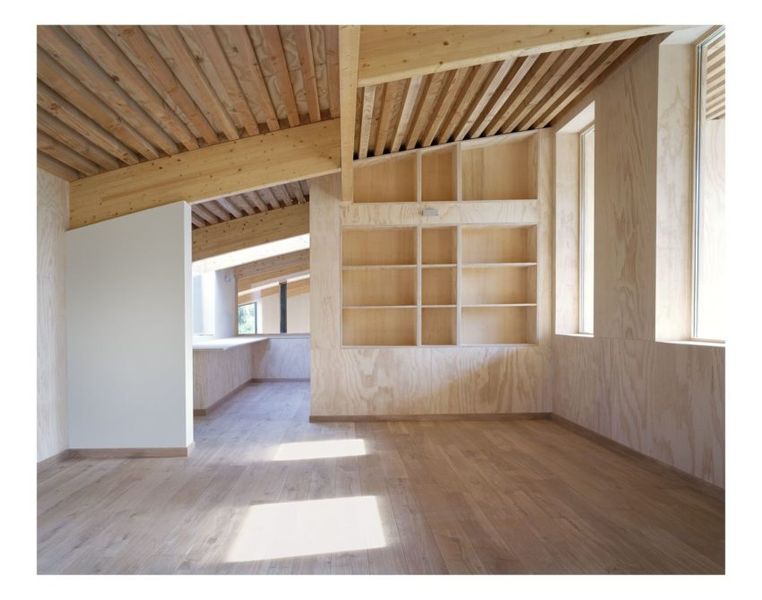 murs en bois et poutres charpente - Magnificent-House-Brussels par Samyn And Partners