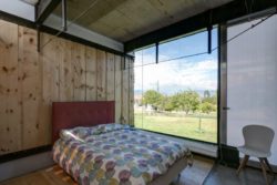 Chambre et grande baie vitrée - container-house par Daniel Moreno Flores - Guayaquil, Equateur © Federico Cairoli