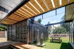 Container et façade jardin - container-house par Daniel Moreno Flores - Guayaquil, Equateur © Federico Cairoli