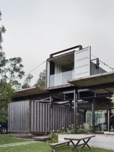 Container superposés - container-house par Daniel Moreno Flores - Guayaquil, Equateur © Federico Cairoli