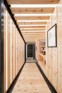 Couloir en bois - container-house par Daniel Moreno Flores - Guayaquil, Equateur © Federico Cairoli