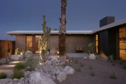 Cour intérieure illuminée - Chino-Canyon-House par Hundred Mile House, Palm Springs - USA © Lance Gerber
