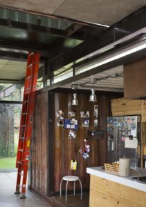 Cuisineet échelle accès étage supérieur - container-house par Daniel Moreno Flores - Guayaquil, Equateur © Federico Cairoli