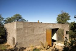 Double portes en acier - Casa-Caldera par DUST - Texas, USA © Cade Hayes