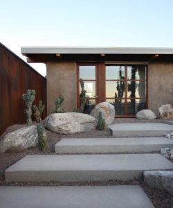 Entrée avec grand pavé et pierres - Chino-Canyon-House par Hundred Mile House, Palm Springs - USA © Lance Gerber