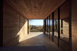 Entrée principale et bardage bois façade mur - Casa-Caldera par DUST - Texas, USA © Cade Hayes