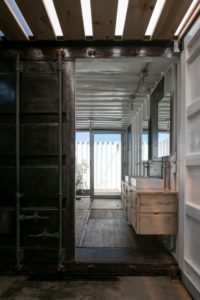 Espace container entrée salle de bains - container-house par Daniel Moreno Flores - Guayaquil, Equateur © Federico Cairoli