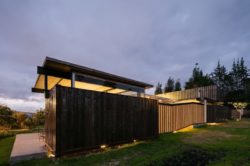 Façade container illuminée - container-house par Daniel Moreno Flores - Guayaquil, Equateur © Federico Cairoli