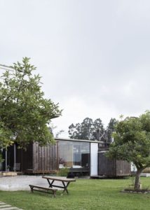 Façade jardin - container-house par Daniel Moreno Flores - Guayaquil, Equateur © Federico Cairoli