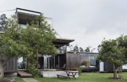 Façade principale et jardin - container-house par Daniel Moreno Flores - Guayaquil, Equateur © Federico Cairoli