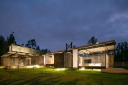 Façade principale illuminée - container-house par Daniel Moreno Flores - Guayaquil, Equateur © Federico Cairoli