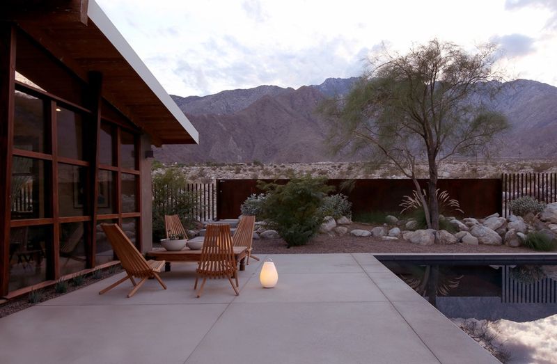 Façade terrasse salon design - Chino-Canyon-House par Hundred Mile House, Palm Springs - USA © Lance Gerber