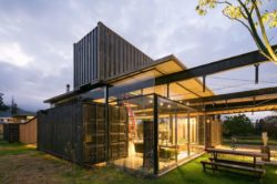 Grande baie vitrée illuminée salon - container-house par Daniel Moreno Flores - Guayaquil, Equateur © Federico Cairoli