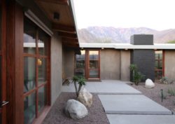 Grandes portes bois vitrées - Chino-Canyon-House par Hundred Mile House, Palm Springs - USA © Lance Gerber