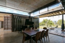 Salle séjour et vue terrasse - container-house par Daniel Moreno Flores - Guayaquil, Equateur © Federico Cairoli