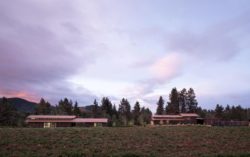 Vue principale ensemnble des bâtiments - Trout-Lake-House par Olson Kundig - Washington, USA © Jeremy Bittermann