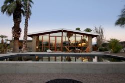 façade piscine et façade terrasse - Chino-Canyon-House par Hundred Mile House, Palm Springs - USA © Lance Gerber