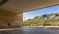 Entrée parking et plafond lumineux - Mountain-Retreat par DUST - Tucson, USA © Jeff Goldberg