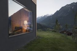 Façade béton et jardin - CNR-House par Alp-Architecture - Vollèges, Suisse © Christophe Voisin