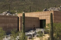 Façade en terre et escalier extérieur - Mountain-Retreat par DUST - Tucson, USA © Jeff Goldberg