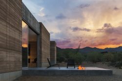 Façade en terre et terrasse - Mountain-Retreat par DUST - Tucson, USA © Jeff Goldberg