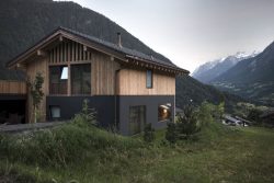 Façade principale et jardin - CNR-House par Alp-Architecture - Vollèges, Suisse © Christophe Voisin
