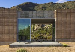 Grande porte vitrée et façade terrasse - Mountain-Retreat par DUST - Tucson, USA © Jeff Goldberg