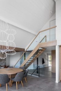 Salle séjour et escalier bois - High-Altitude-Style par Jane Hope - Saint-Sauveur, Canada © Adrien Williams