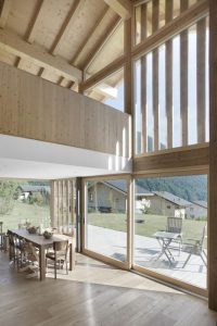 Salle séjour et grande portes vitrées - CNR-House par Alp-Architecture - Vollèges, Suisse © Christophe Voisin