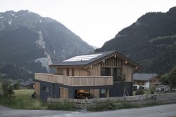 Vue principale maison béton et bois - CNR-House par Alp-Architecture - Vollèges, Suisse © Christophe Voisin