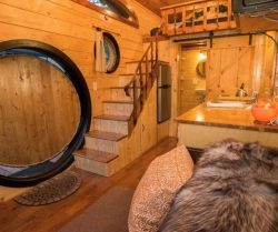 Cuisine et escalier accès espace chambre - Hobbit-Tiny-House - Colorado, USA © Weecasa