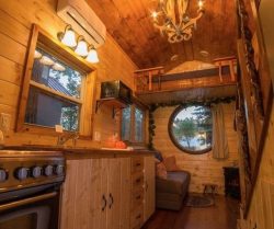 Cuisine-salon et vue espace chambre - Hobbit-Tiny-House - Colorado, USA © Weecasa