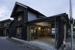 Façade d'époque - Deguchishoten par kurosawa kawara-ten - Ohara Isumi Chiba, Japon © Ryosuke Sato