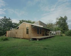 Façade principale - Homes-Rural-America par Rural-Studio - Alabama, USA © Timothy Hursley