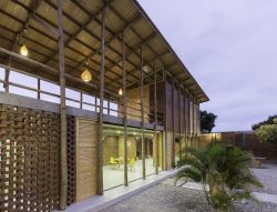 Façade principale illuminée - Stilts-House par Natura-Futura-Arquitectura - Equateur, Villamil © Maderas Pedro