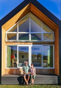 Façade terrasse et grande baie vitrée - Tiny-house-concept - Nouvelle-Zelande, Wanaca © Living Big in a Tiny House