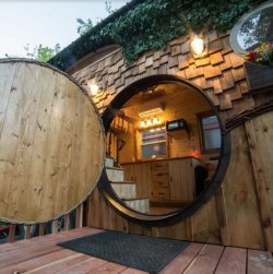 Façade terrasse et porte ronde entrée - Hobbit-Tiny-House - Colorado, USA © Weecasa