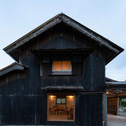 Façade vieilles tuiles - Deguchishoten par kurosawa kawara-ten - Ohara Isumi Chiba, Japon © Ryosuke Sato