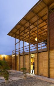 Grande espace rez de chaussée qui s'ouvre - Stilts-House par Natura-Futura-Arquitectura - Equateur, Villamil © Maderas Pedro