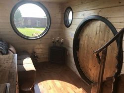 Jour porte ronde et mini salon - Hobbit-Tiny-House - Colorado, USA © Weecasa