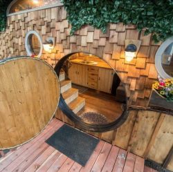 Porte ronde Hobbit entrée - Hobbit-Tiny-House - Colorado, USA © Weecasa