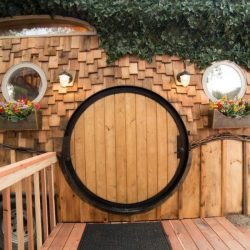 Porte ronde bois entrée - Hobbit-Tiny-House - Colorado, USA © Weecasa